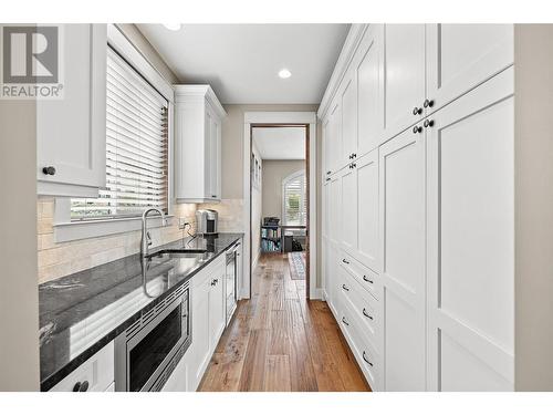 900 Lamont Lane, Kelowna, BC - Indoor Photo Showing Kitchen