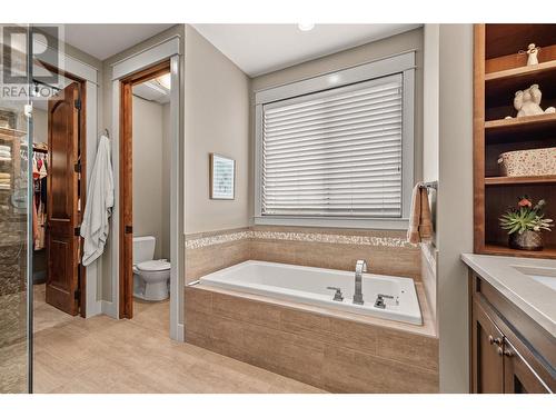 900 Lamont Lane, Kelowna, BC - Indoor Photo Showing Bathroom