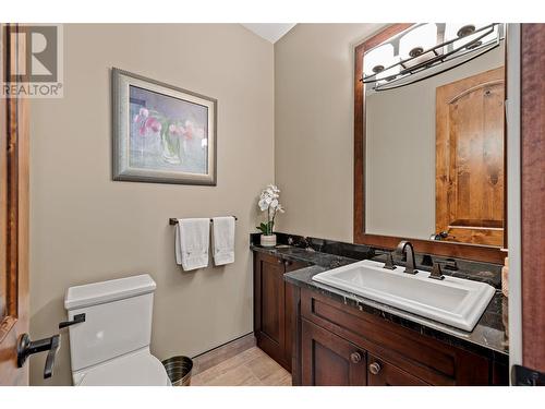 900 Lamont Lane, Kelowna, BC - Indoor Photo Showing Bathroom