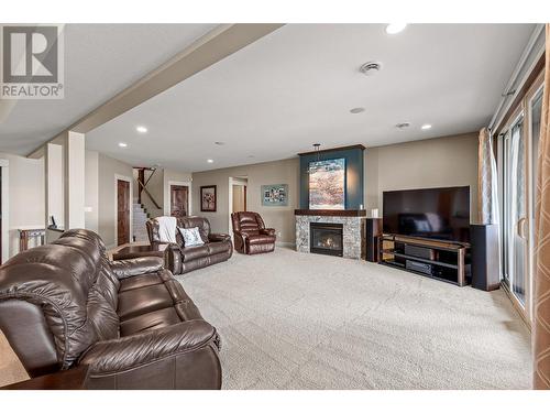 900 Lamont Lane, Kelowna, BC - Indoor Photo Showing Living Room With Fireplace