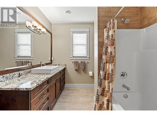 900 Lamont Lane, Kelowna, BC - Indoor Photo Showing Bathroom