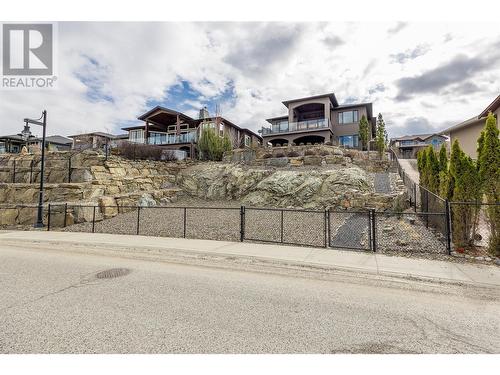 900 Lamont Lane, Kelowna, BC - Outdoor