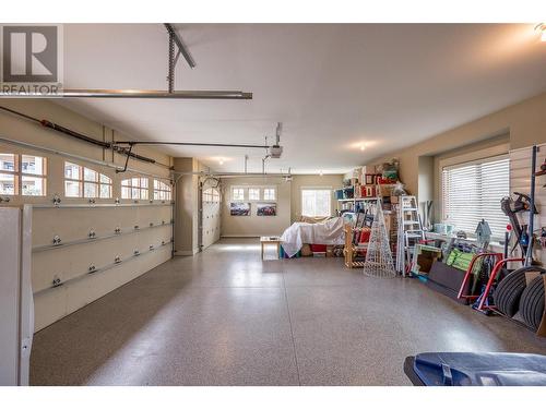 900 Lamont Lane, Kelowna, BC - Indoor Photo Showing Garage