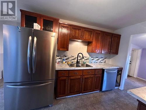 306 5Th Avenue S Avenue, Cranbrook, BC - Indoor Photo Showing Kitchen With Double Sink