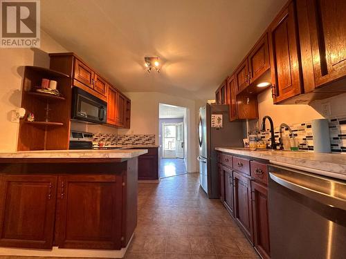 306 5Th Avenue S Avenue, Cranbrook, BC - Indoor Photo Showing Kitchen