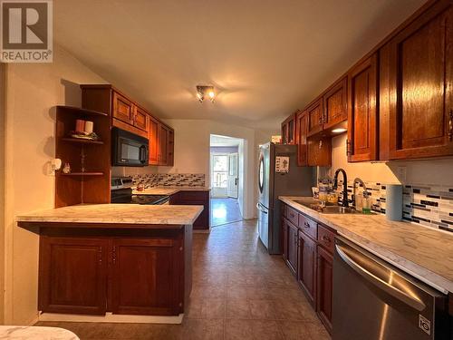 306 5Th Avenue S Avenue, Cranbrook, BC - Indoor Photo Showing Kitchen