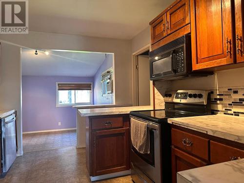 306 5Th Avenue S Avenue, Cranbrook, BC - Indoor Photo Showing Kitchen