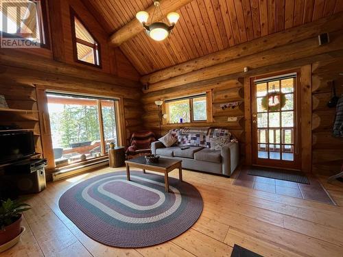 5915 Cedar Creek Road, Likely, BC - Indoor Photo Showing Living Room