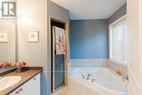 18 Stookes Crescent, Richmond Hill, ON - Indoor Photo Showing Bathroom