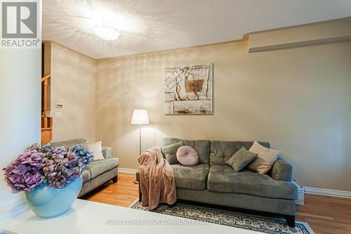 18 Stookes Crescent, Richmond Hill, ON - Indoor Photo Showing Living Room