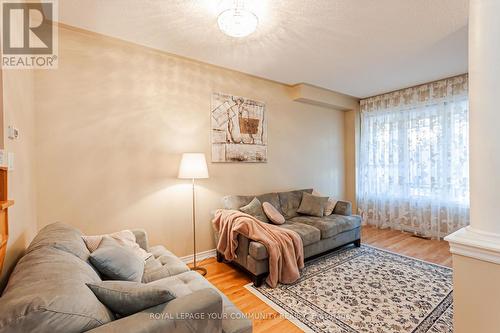 18 Stookes Crescent, Richmond Hill, ON - Indoor Photo Showing Living Room