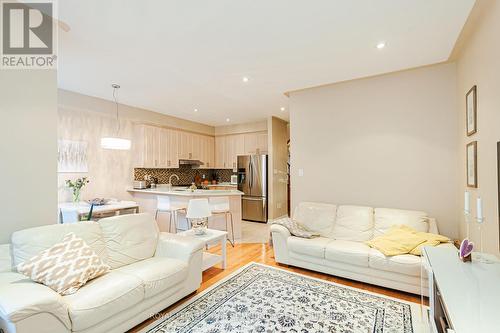 18 Stookes Crescent, Richmond Hill, ON - Indoor Photo Showing Living Room