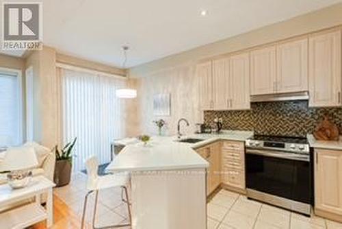 18 Stookes Crescent, Richmond Hill, ON - Indoor Photo Showing Kitchen