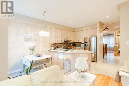 18 Stookes Crescent, Richmond Hill, ON - Indoor Photo Showing Kitchen With Upgraded Kitchen