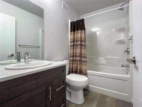 7 Boschman Bay, Brandon, MB - Indoor Photo Showing Bathroom