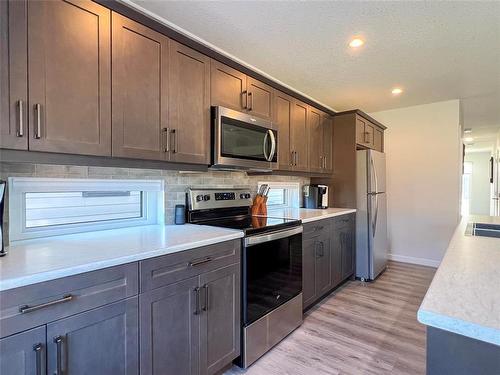 7 Boschman Bay, Brandon, MB - Indoor Photo Showing Kitchen