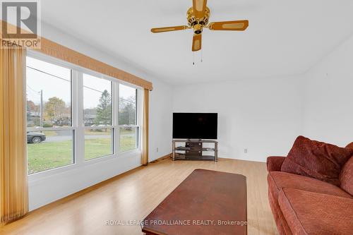 458 Rose Road, Quinte West, ON - Indoor Photo Showing Living Room