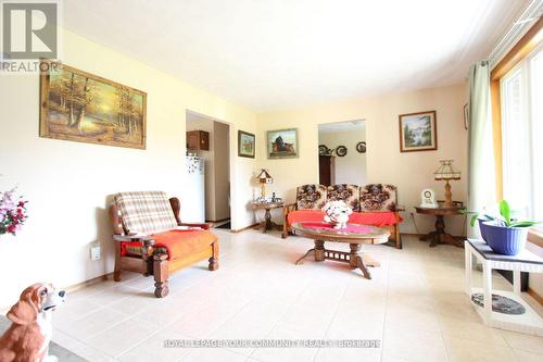 20161 Bathurst Street, East Gwillimbury, ON - Indoor Photo Showing Living Room