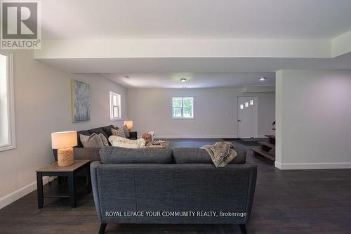 9297 Highway 118 E, Minden Hills, ON - Indoor Photo Showing Living Room