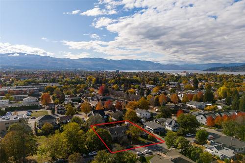 1025 & 1033/1035 Laurier Avenue, Kelowna, BC 