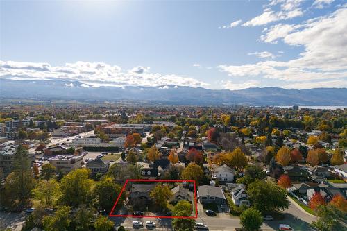 1025 & 1033/1035 Laurier Avenue, Kelowna, BC - Outdoor With View