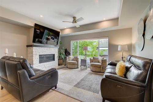 28-2161 Upper Sundance Drive, West Kelowna, BC - Indoor Photo Showing Living Room With Fireplace