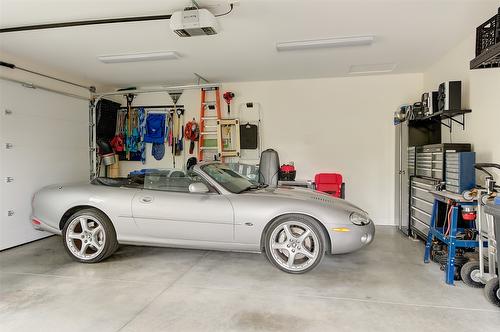 28-2161 Upper Sundance Drive, West Kelowna, BC - Indoor Photo Showing Garage