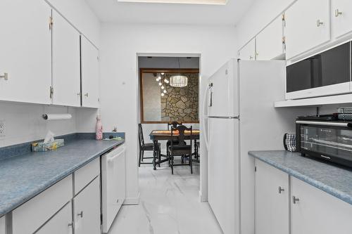 2190 Okanagan Avenue, Salmon Arm, BC - Indoor Photo Showing Kitchen