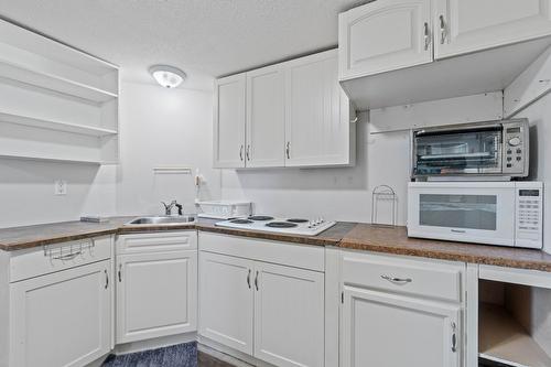 2190 Okanagan Avenue, Salmon Arm, BC - Indoor Photo Showing Kitchen