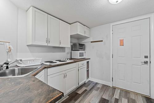 2190 Okanagan Avenue, Salmon Arm, BC - Indoor Photo Showing Kitchen