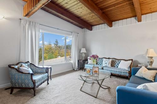 2190 Okanagan Avenue, Salmon Arm, BC - Indoor Photo Showing Living Room