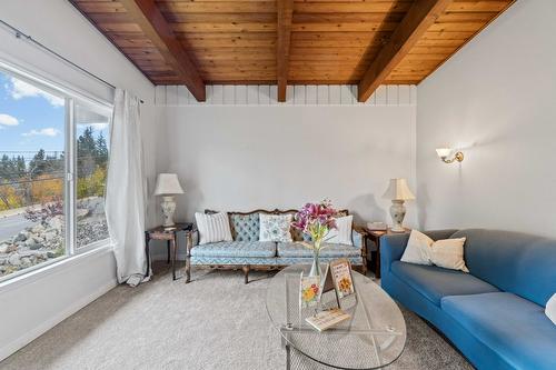 2190 Okanagan Avenue, Salmon Arm, BC - Indoor Photo Showing Living Room