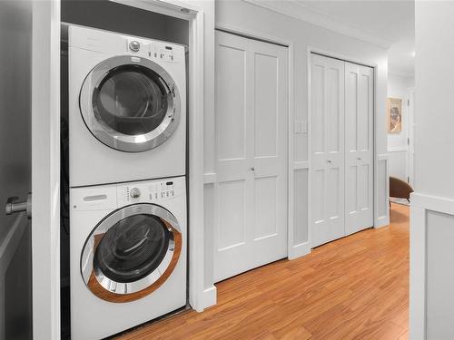 403-2910 Cook St, Victoria, BC - Indoor Photo Showing Laundry Room