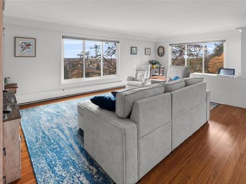 403-2910 Cook St, Victoria, BC - Indoor Photo Showing Living Room