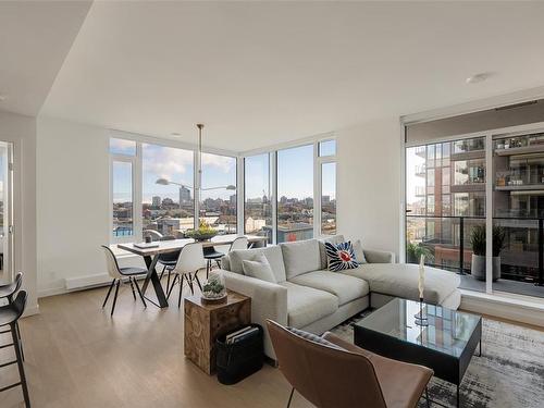 403-369 Tyee Rd, Victoria, BC - Indoor Photo Showing Living Room