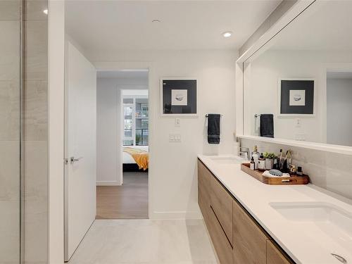 403-369 Tyee Rd, Victoria, BC - Indoor Photo Showing Bathroom