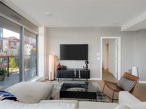 403-369 Tyee Rd, Victoria, BC - Indoor Photo Showing Living Room