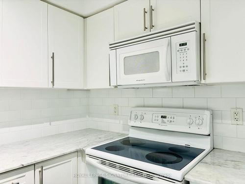 311-212 Eglinton Ave E, Toronto, ON - Indoor Photo Showing Kitchen