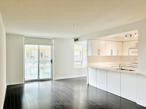 311-212 Eglinton Ave E, Toronto, ON - Indoor Photo Showing Kitchen