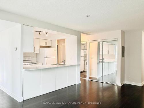 311-212 Eglinton Ave E, Toronto, ON - Indoor Photo Showing Kitchen