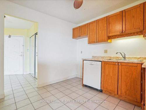 511-7 Gale Cres, St. Catharines, ON - Indoor Photo Showing Kitchen With Double Sink