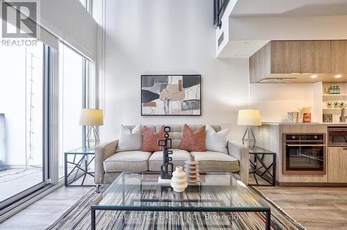 520 - 77 Shuter Street, Toronto, ON - Indoor Photo Showing Living Room