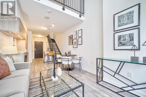 520 - 77 Shuter Street, Toronto, ON - Indoor Photo Showing Living Room