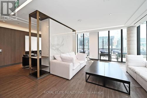 520 - 77 Shuter Street, Toronto, ON - Indoor Photo Showing Living Room