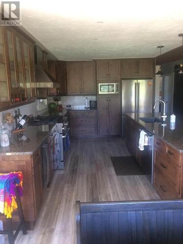 725 Yates Road, Kamloops, BC - Indoor Photo Showing Kitchen