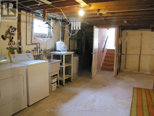 40 Hildenboro Square, Toronto, ON - Indoor Photo Showing Laundry Room