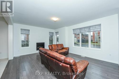 2 Keppel Circle, Brampton, ON - Indoor Photo Showing Living Room