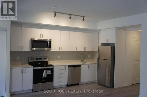 1 - 4035 Hickory Drive, Mississauga, ON - Indoor Photo Showing Kitchen