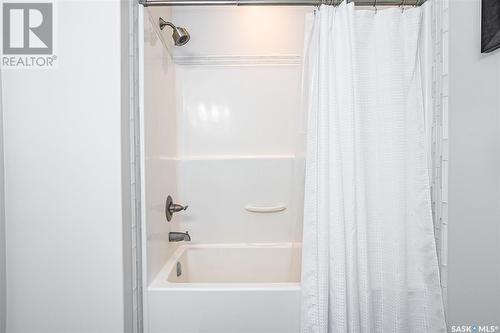 206 2Nd Avenue, Hanley, SK - Indoor Photo Showing Bathroom