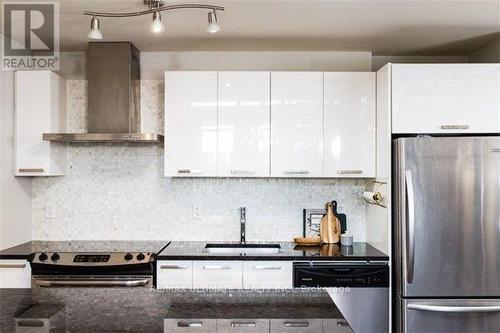 425 - 95 Bathurst Street, Toronto, ON - Indoor Photo Showing Kitchen With Stainless Steel Kitchen With Upgraded Kitchen